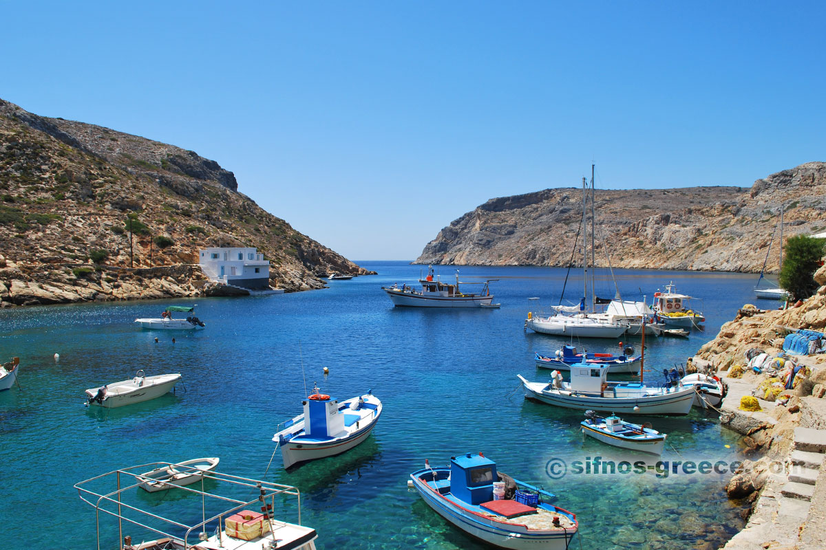 Barche tradizionali e barca a vela nel Golfo di Cheronissos