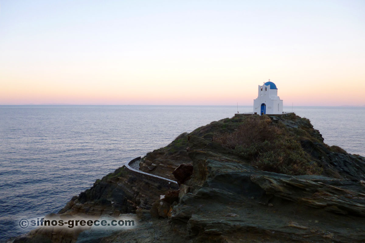 La piccola chiesa di Efta Martyres al tramonto