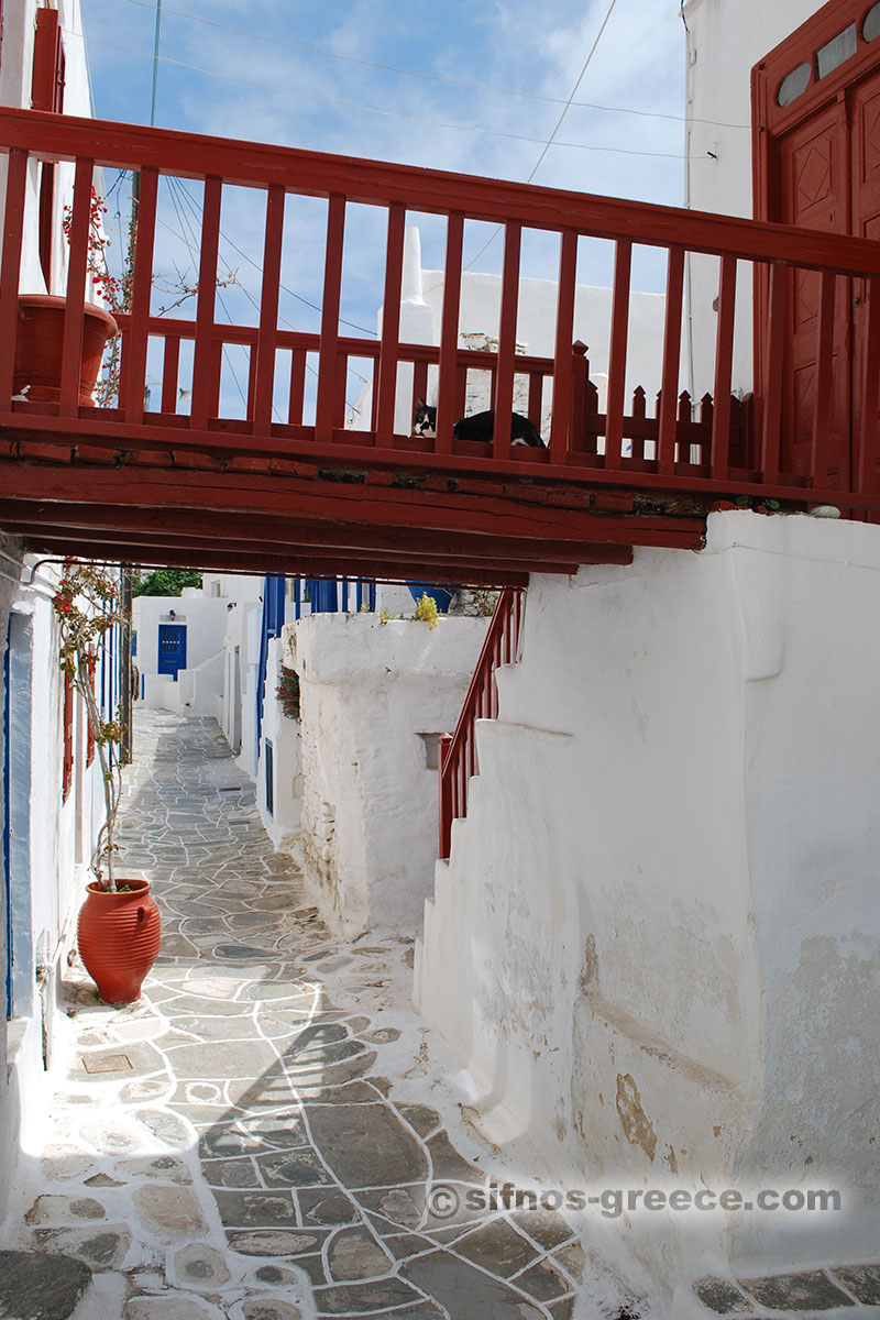 Un balcone rosso ad una casa a Kastro