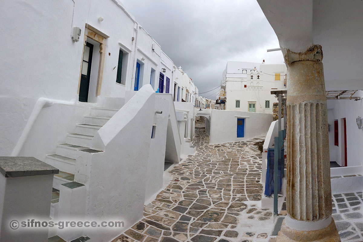 Il villaggio di Kastro con le nuvole