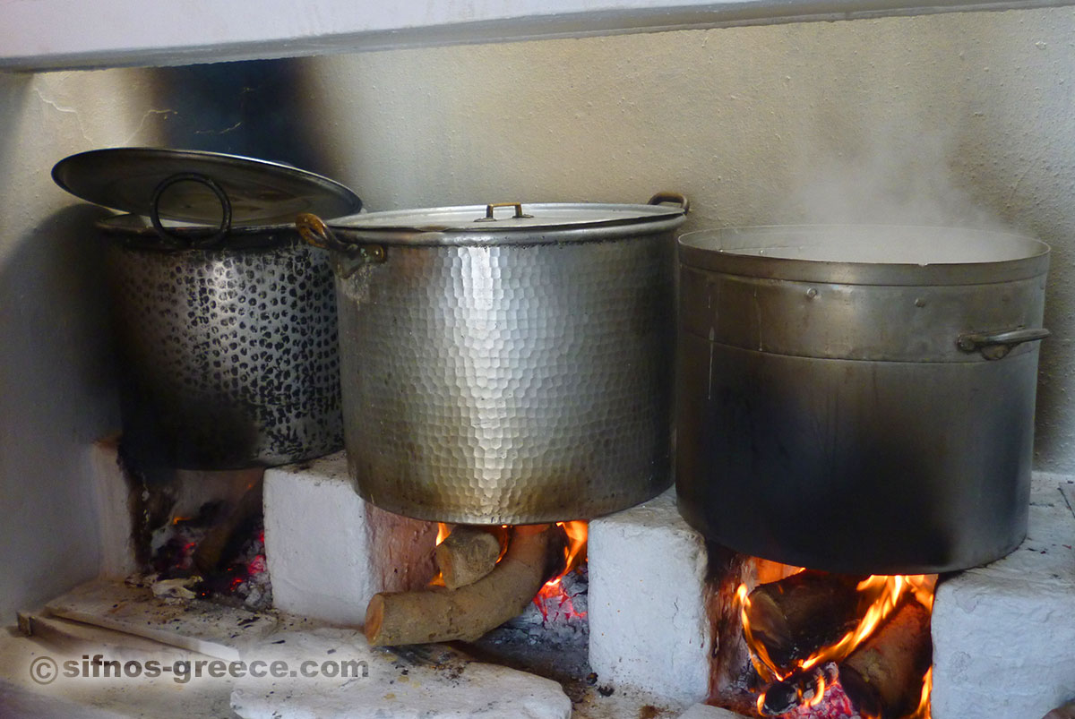 La preparazione del cibo per la festa di Stavros a Sifnos